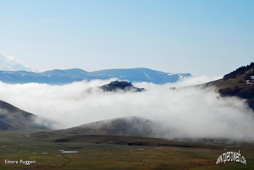 17 - sospeso tra la nebbia.JPG